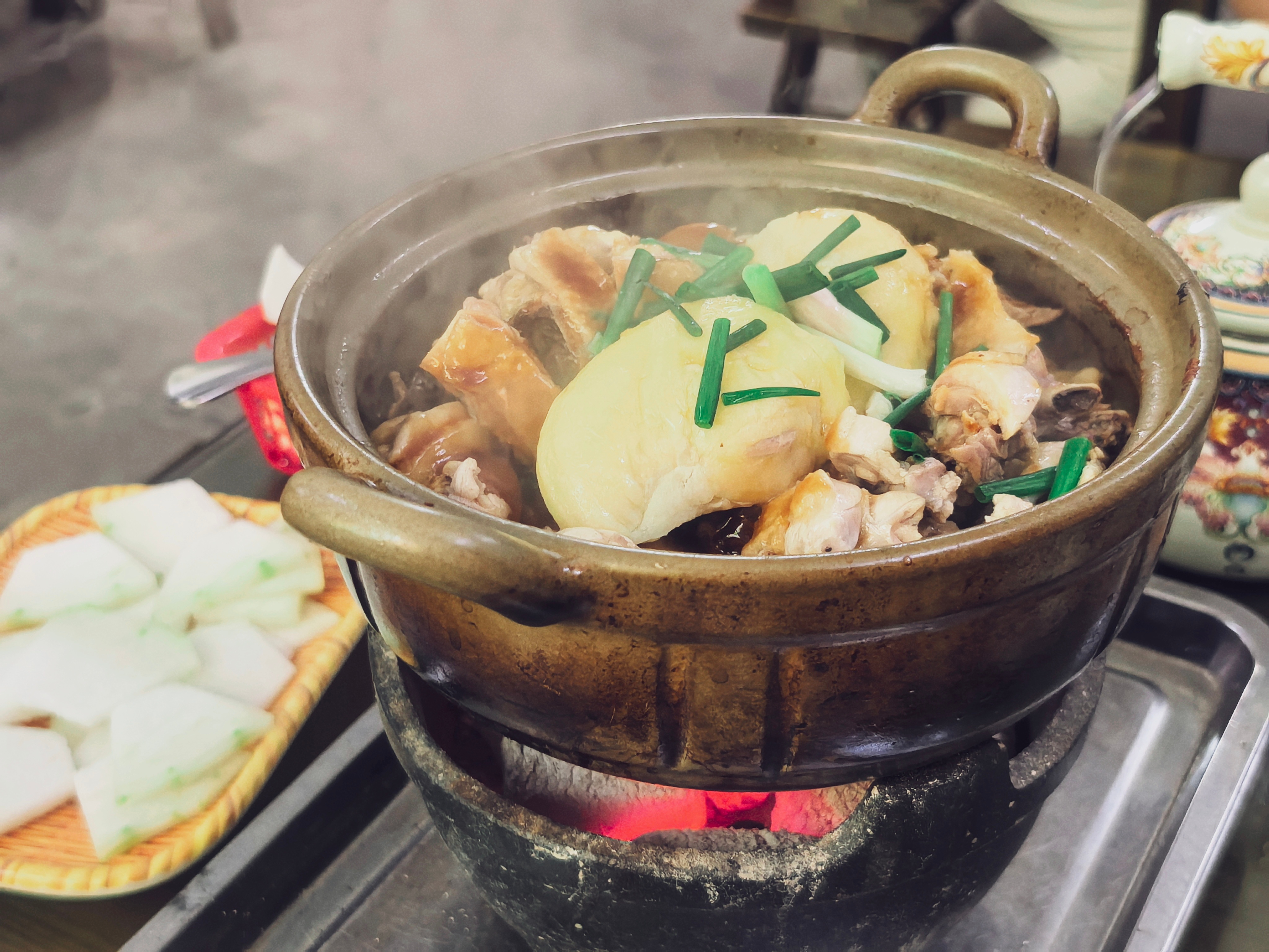 牛逼！广东清园走地鸡，做法是榴莲鸡煲，这个香气扑鼻，而且鸡肉滑嫩，搭配一点点的辣