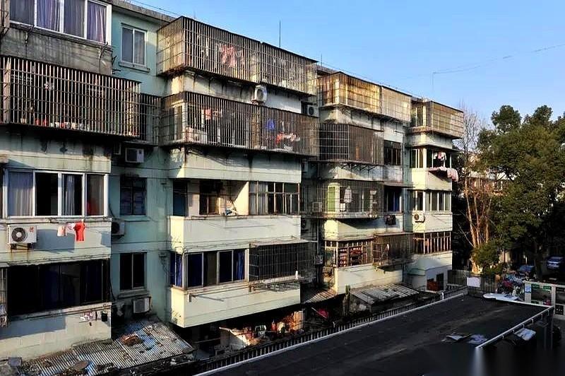 刚刷到个新闻，脊背发凉。
江苏丹阳，一栋才盖了34年的居民楼，昨天半夜11点，一