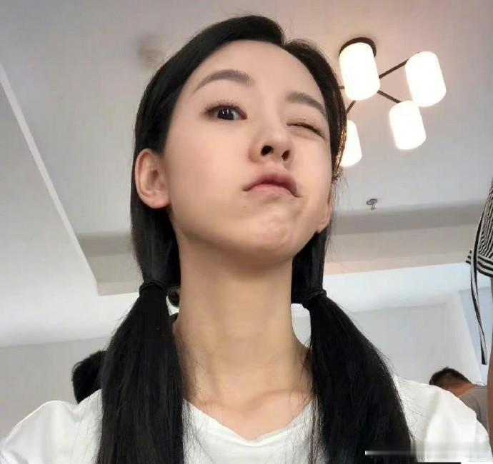 陈都灵这个拍照角度，不是一般人能抗住的 ​​​