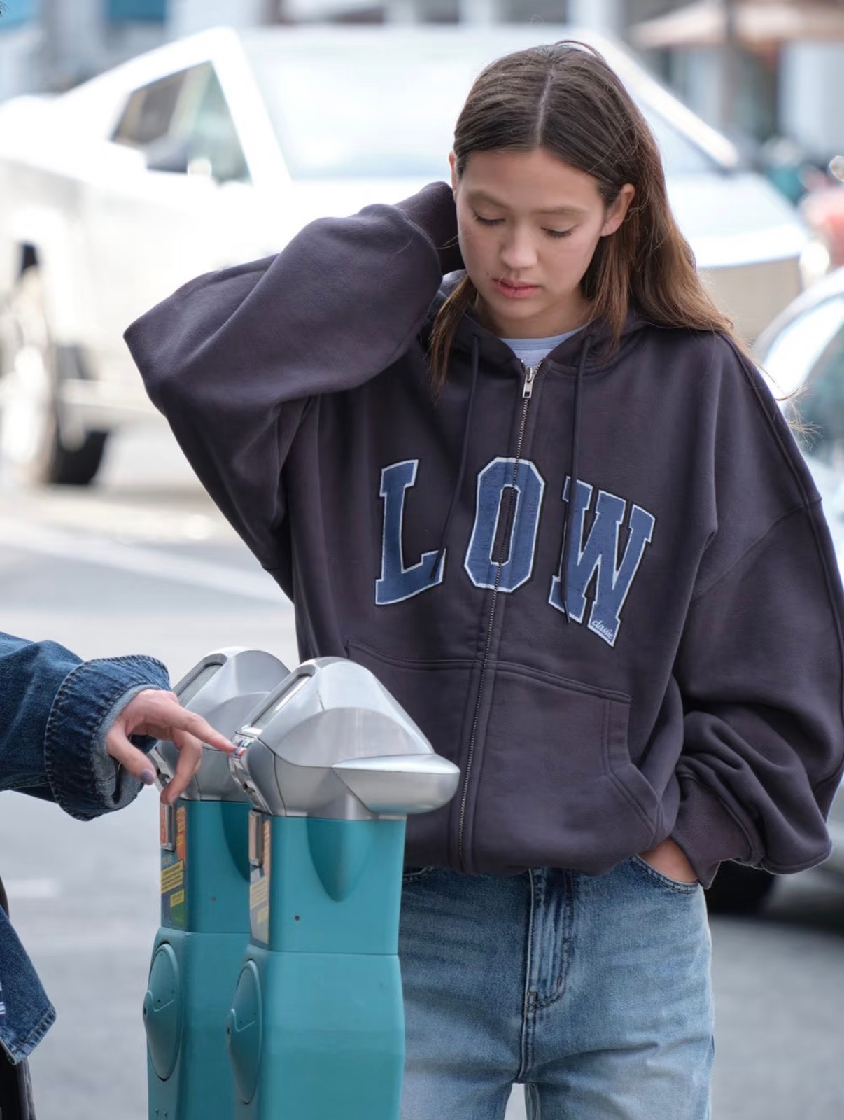 Low classic 我理解你牌子就叫这个名，但是能不能不要在卫衣上只写low