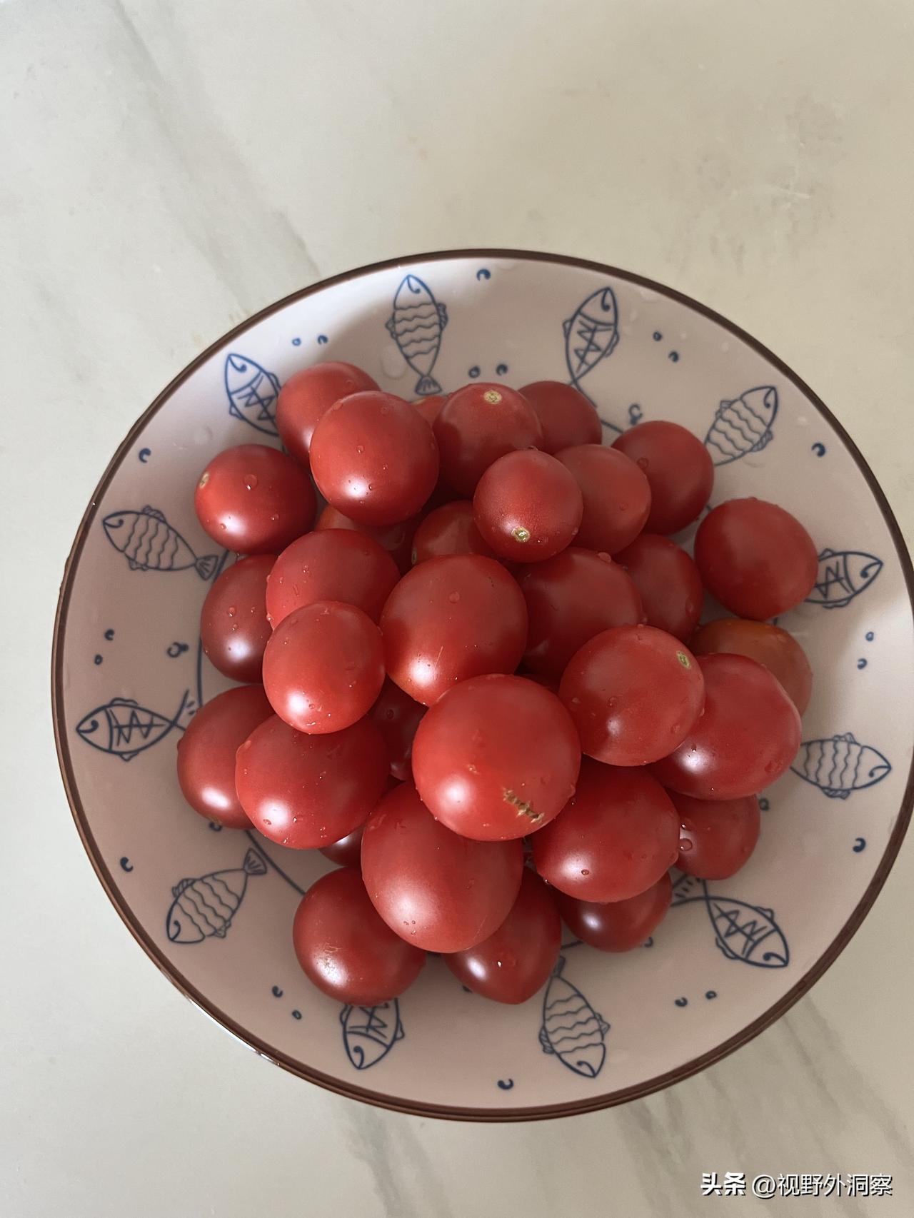 圣女果价格暴跌，剩女们难遇老实人。
        一个月前，还昂贵的圣女果，七