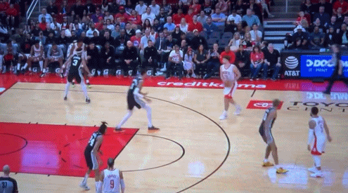 #NBA# 2米24又怎样？不够高😤！申京单打文班成功 阿门-汤普森替补席比太