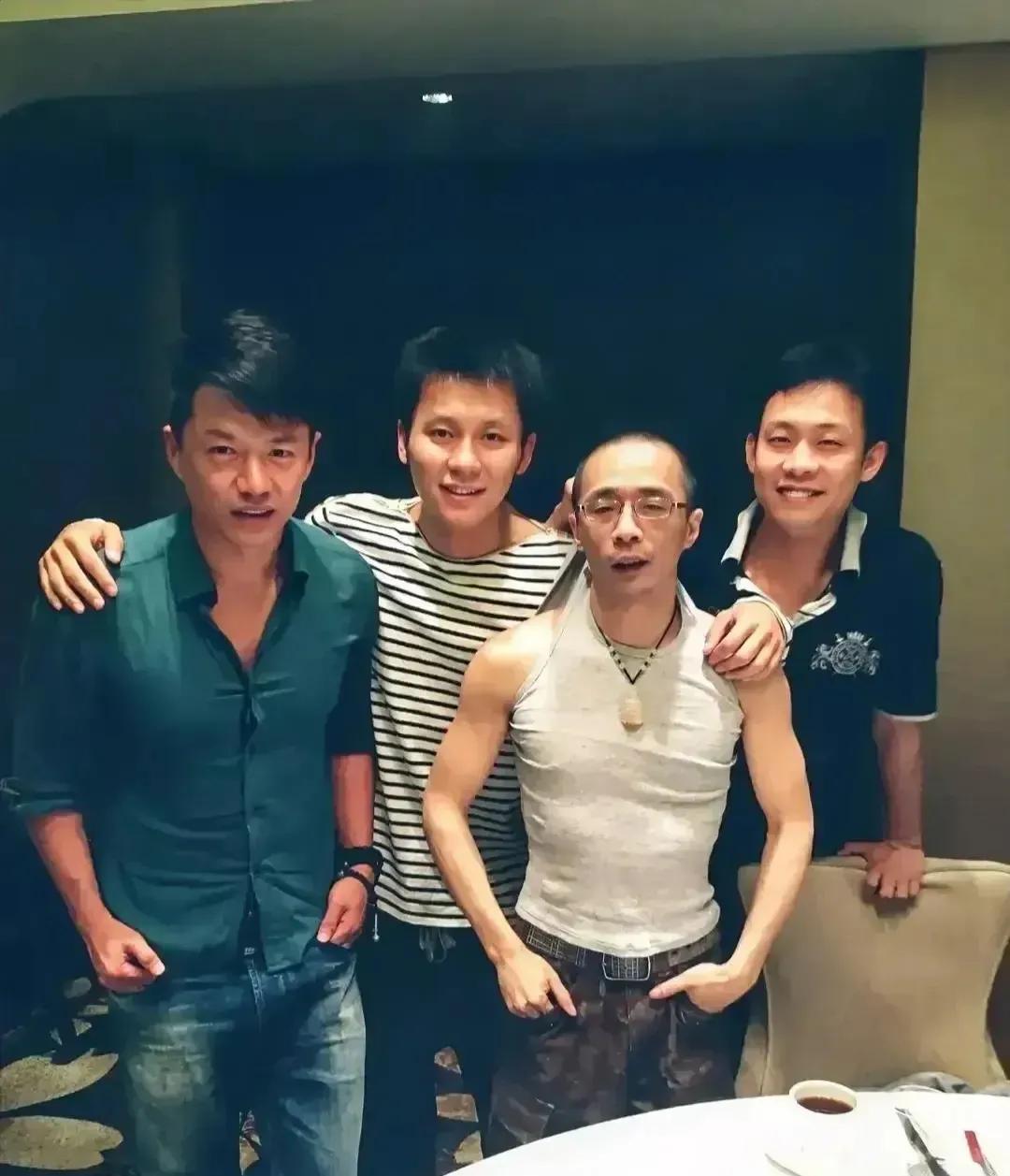 你们认为这四个人当中最牛的是谁？#明星们的旧照片#