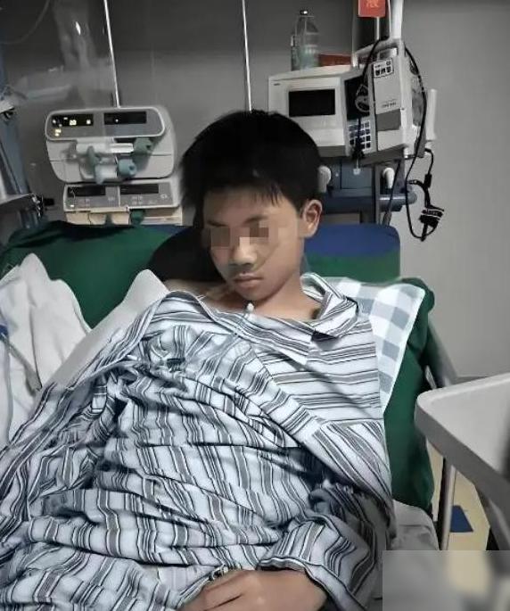 为了治好16岁儿子的重度抑郁，父亲倾家荡产花掉35万，却看不到希望。据报道，这家