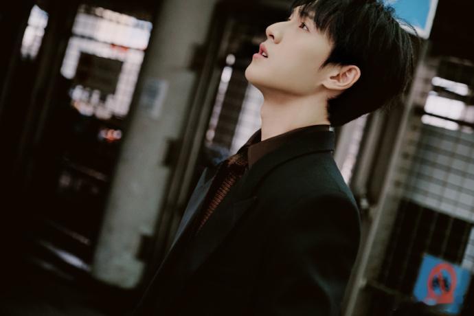 李昀锐电视剧品质盛典见 冰湖重生，侠侣江湖。李昀锐用演技塑造诸葛玥，在盛典上，他