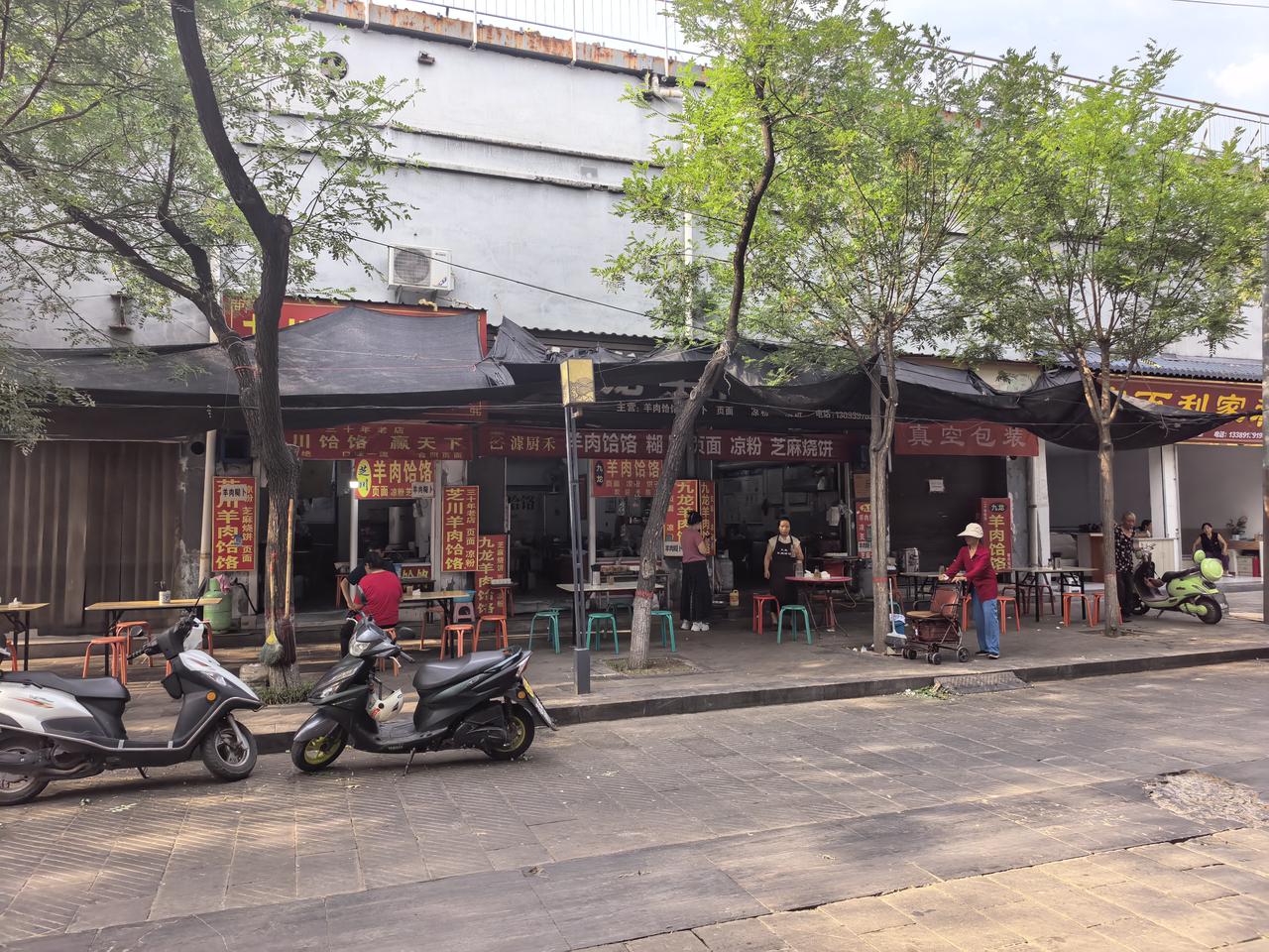 草市巷曾经是韩城古城商贸中心。它位于北城门外，是当时物流枢纽，后来又成为日杂供应