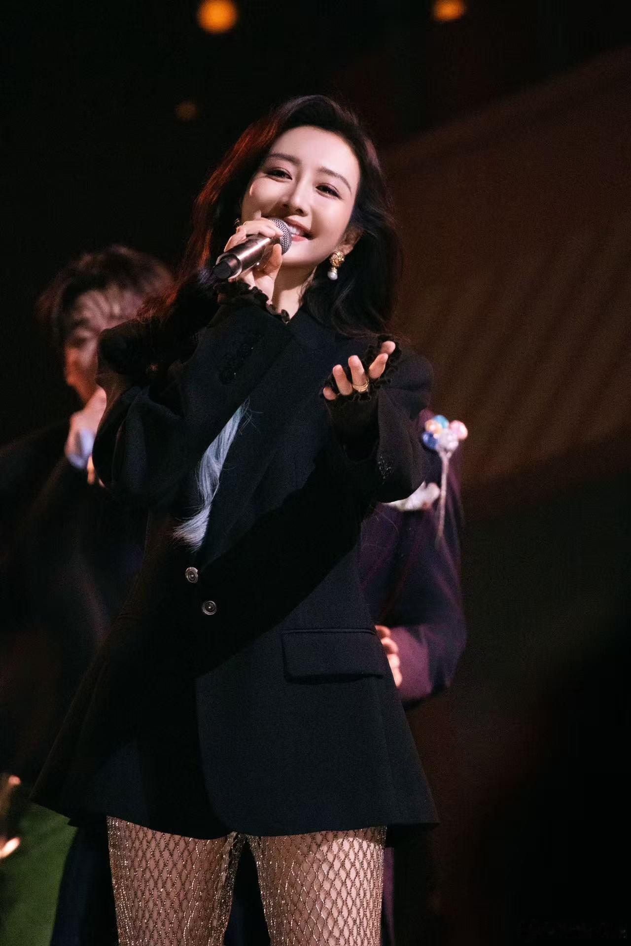 王鸥没有不一马当先的义务大侦探 大女主气场拉满的王鸥，玩猜谜也一马当先，思路清晰