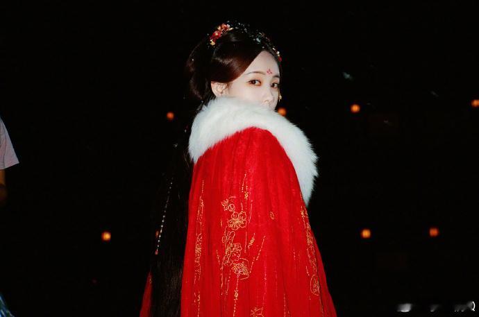 李一桐 打你就打了 李一桐这段戏绝了，宋一梦见义勇为的样子太A了，砸完酒瓶还沉着