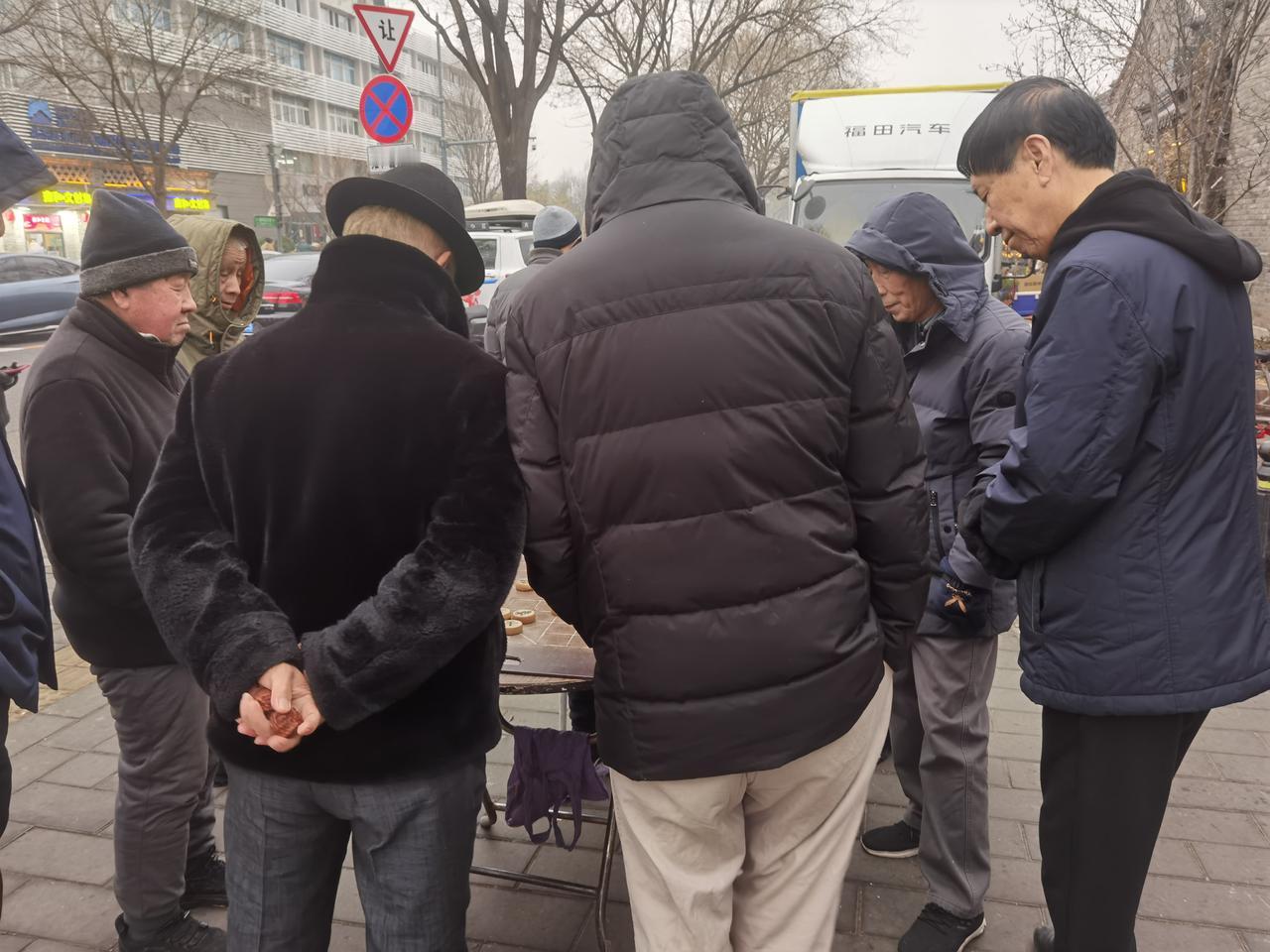 男人至死是少年？晒图笔记大赛咱就不理解，寒冬腊月的街头，这帮老少爷们站着下棋、站