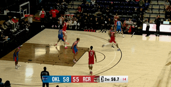 杨瀚森击地妙传真漂亮，队友接球暴力劈扣



杨瀚森送出精彩传球，背打观察跑位，