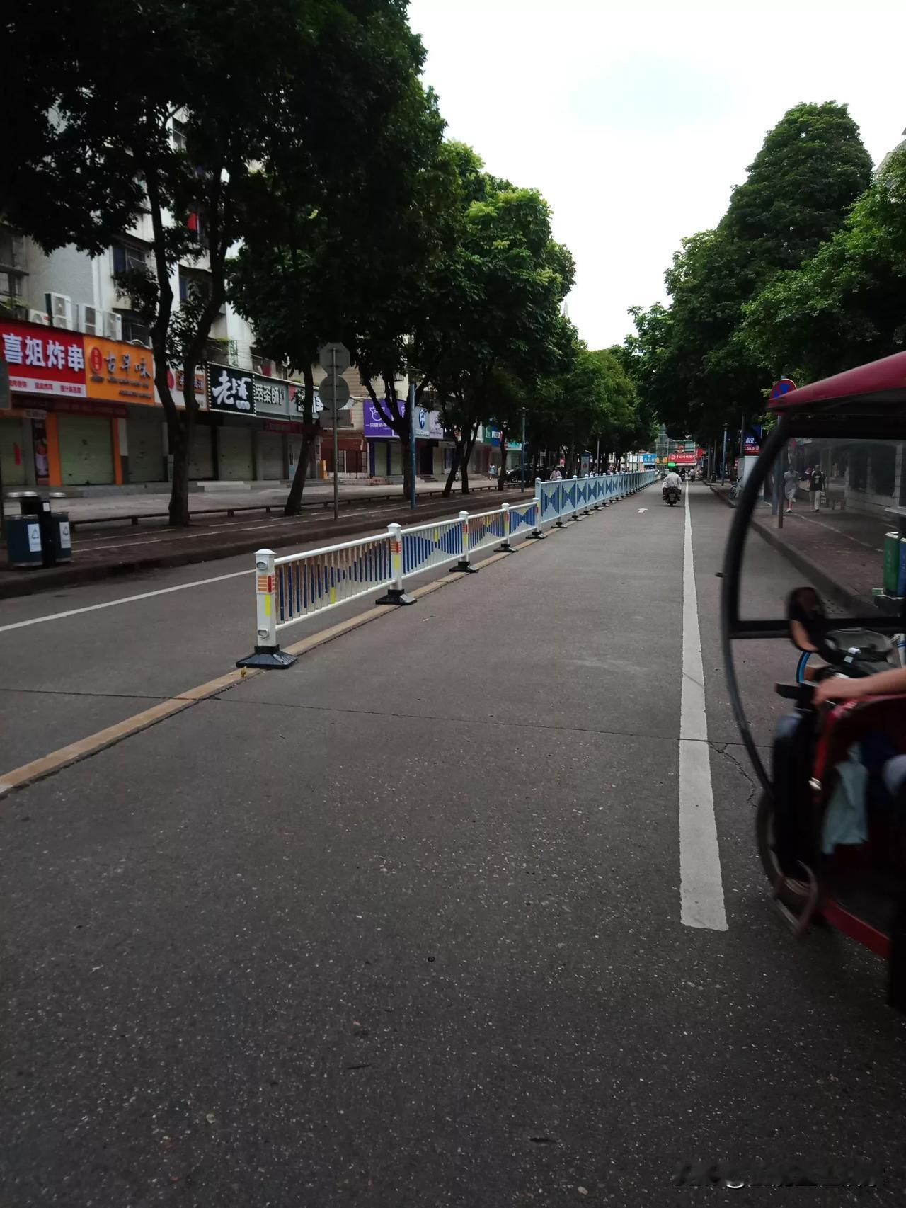 火炬路这么窄的街道居然开始设中心隔离带。以后这个生意还怎么做？这个逛街还怎么走啊