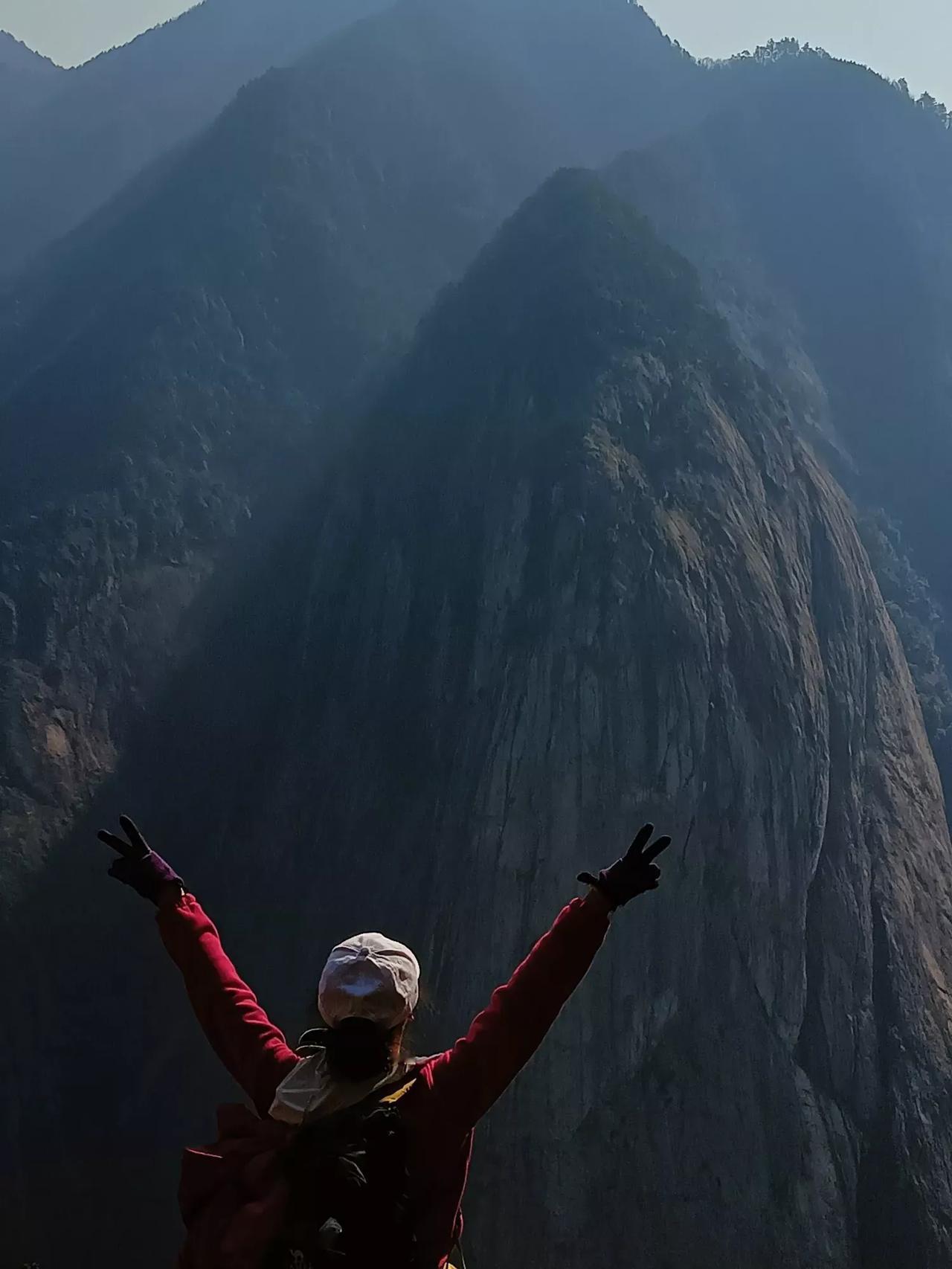 凌云壮志在，
攀登志无边。
飞高自有风景在