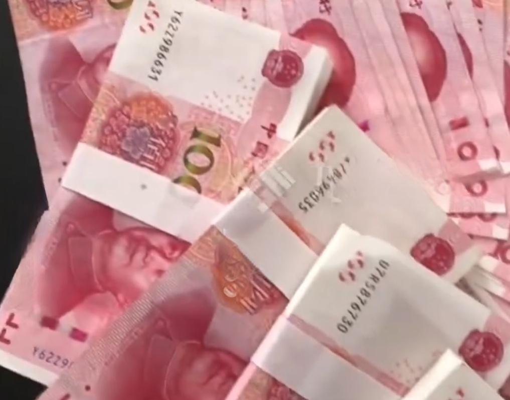 凌晨时分，深圳街头上演一出让人愤怒的戏码。小罗酒后刚被朋友送上出租车，两名身穿保