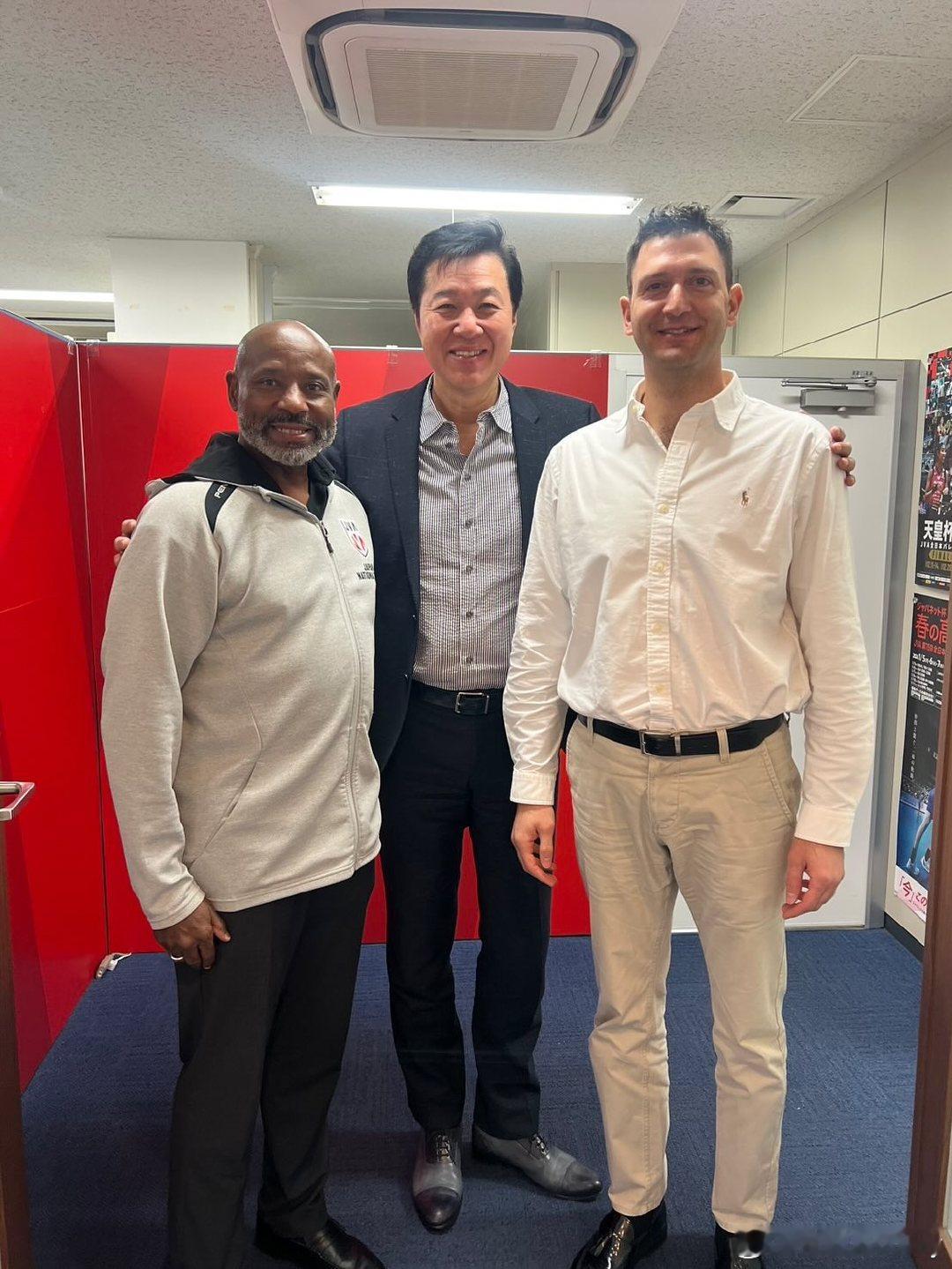 费罗和史蒂夫-安德森（日本沙排主教练）访问日本排球联合会，和会长川合俊一合影。女