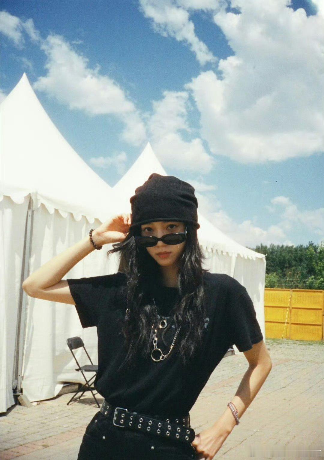 同样是青春剧里的元气小花，庄达菲飒爽随性、向涵之清甜灵动，谁才是真正扛得起剧的9