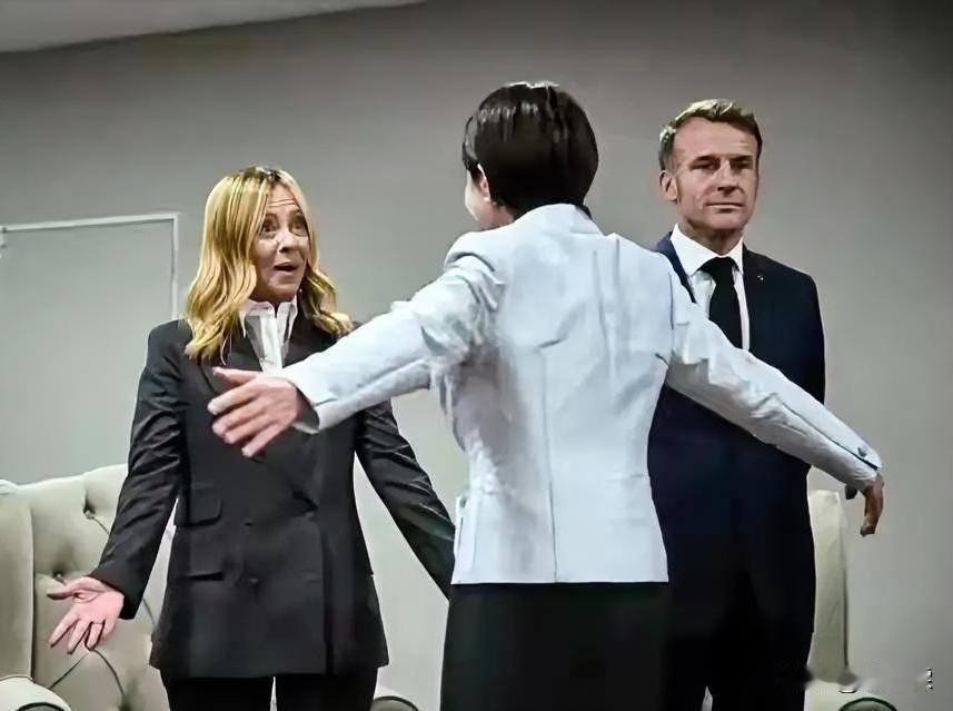 不得不说日本这第一位女首相还真是别致一格！

参加G20峰会，竟然要为穿什么衣服