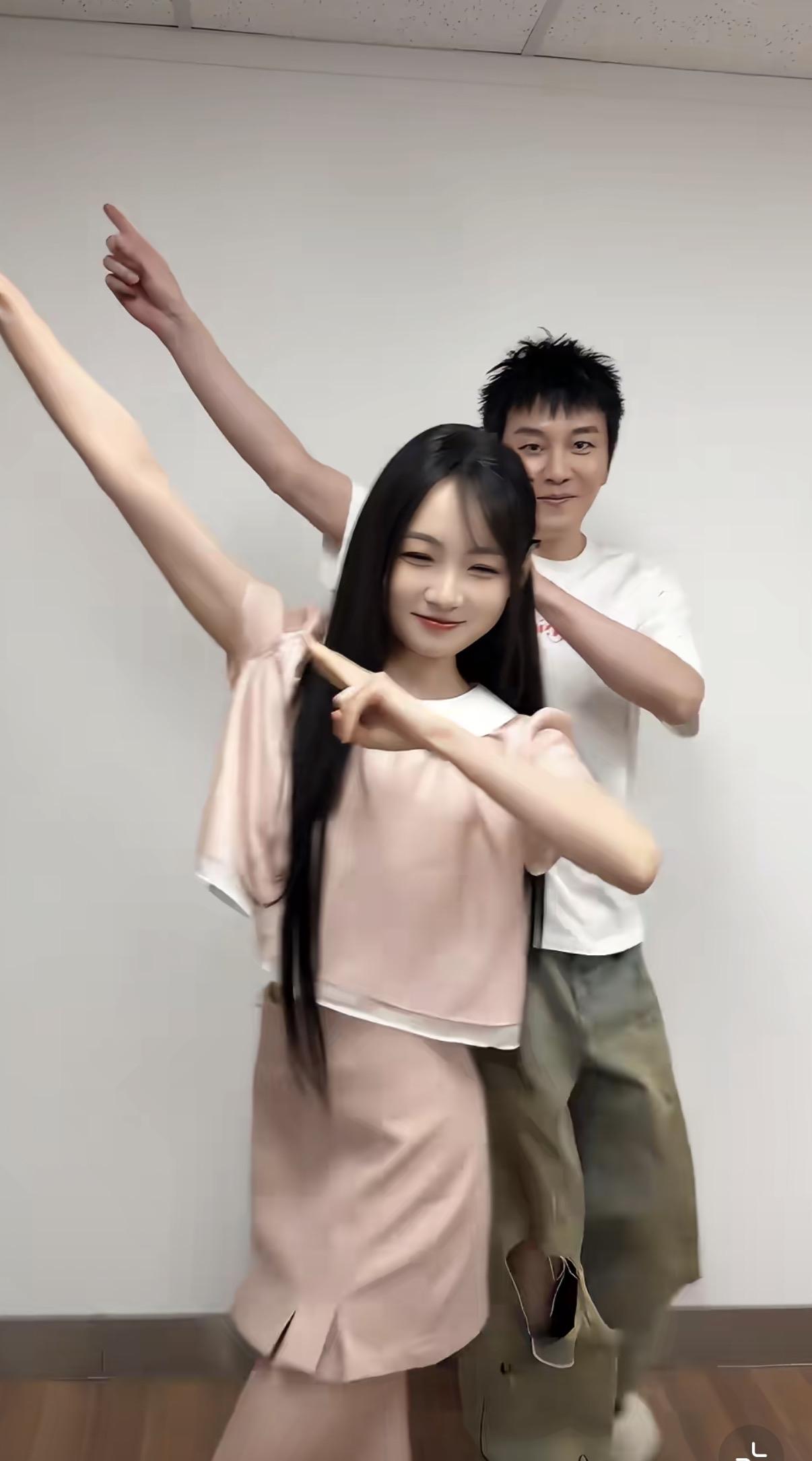 袁侯爷说自己比三妹妹大了不少，不好意思邀请妹妹互动，然后妹妹邀请了他。，他老开心