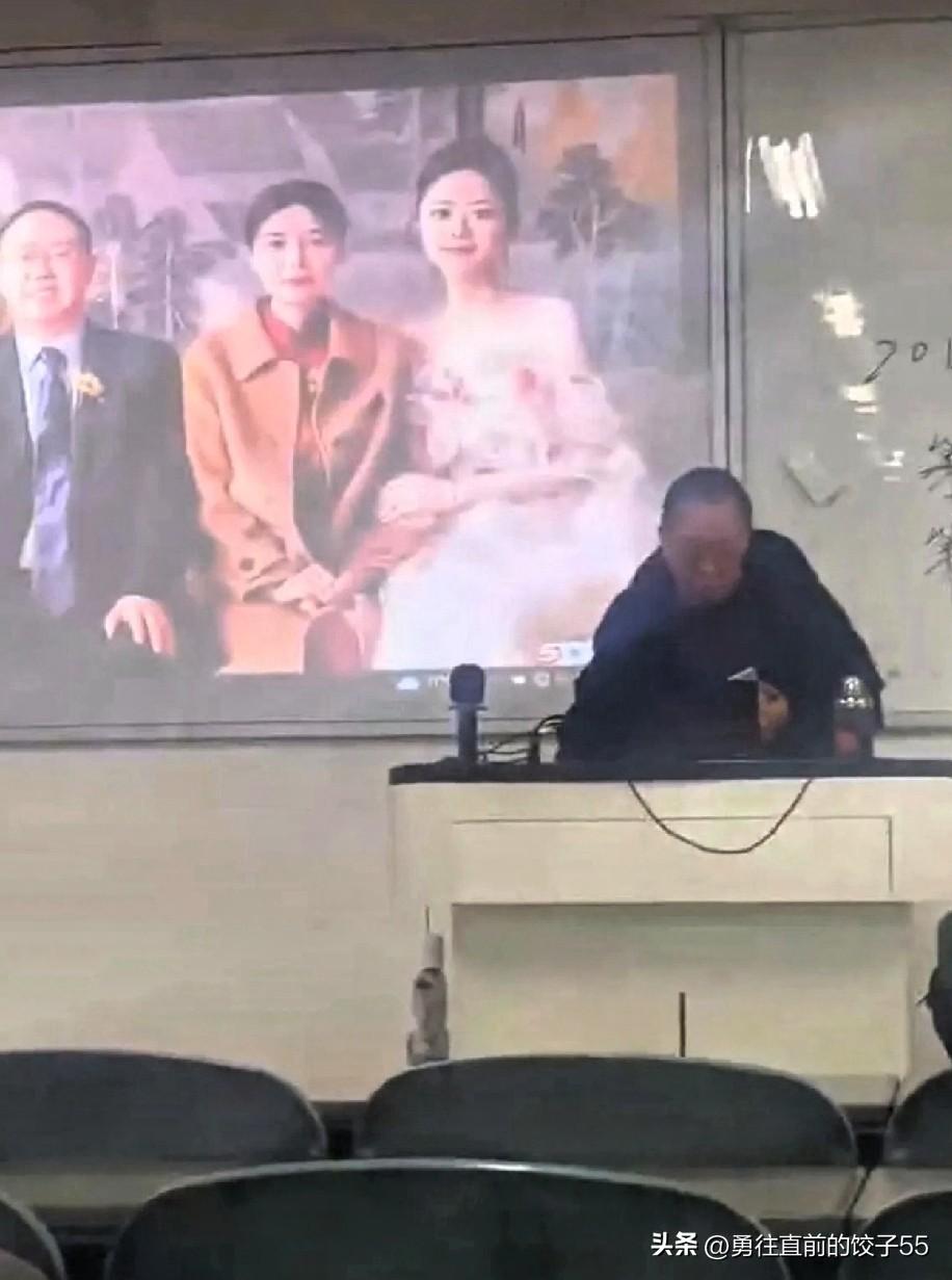 大学老师上课时，一张与他差了五十岁的私人照片，突然显示在PPT上，整个教室瞬间安