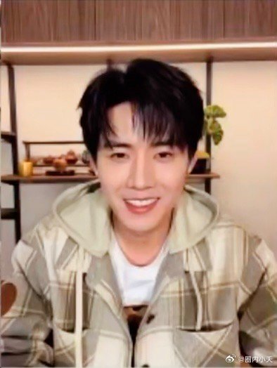 任豪逐玉领嗑员 任豪这表情管理彻底放飞了！全程盯着张凌赫田曦薇傻笑，听到关键地方