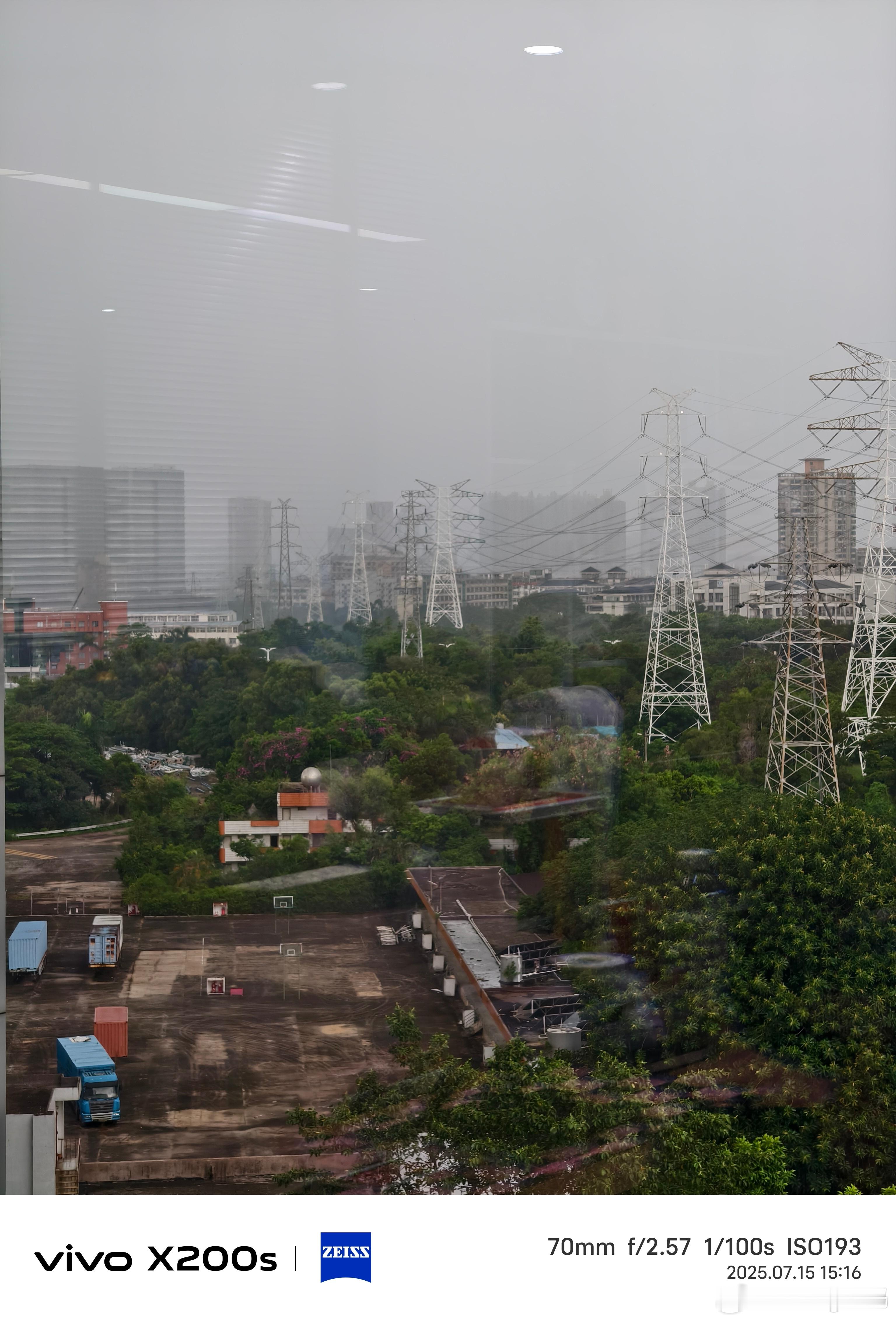 这雨下的也是赶上深圳速度了我以为这几天一直天晴没想到还下场雨挺好的凉快很多希望下