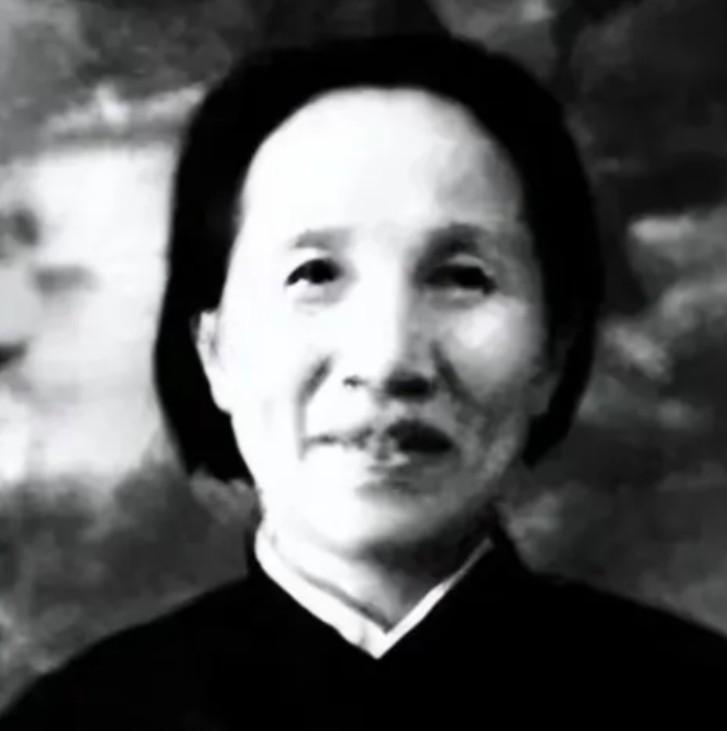 1950年，一名身着简陋的农妇来到北京中南海，要求面见毛主席。门卫正想将她拦下来