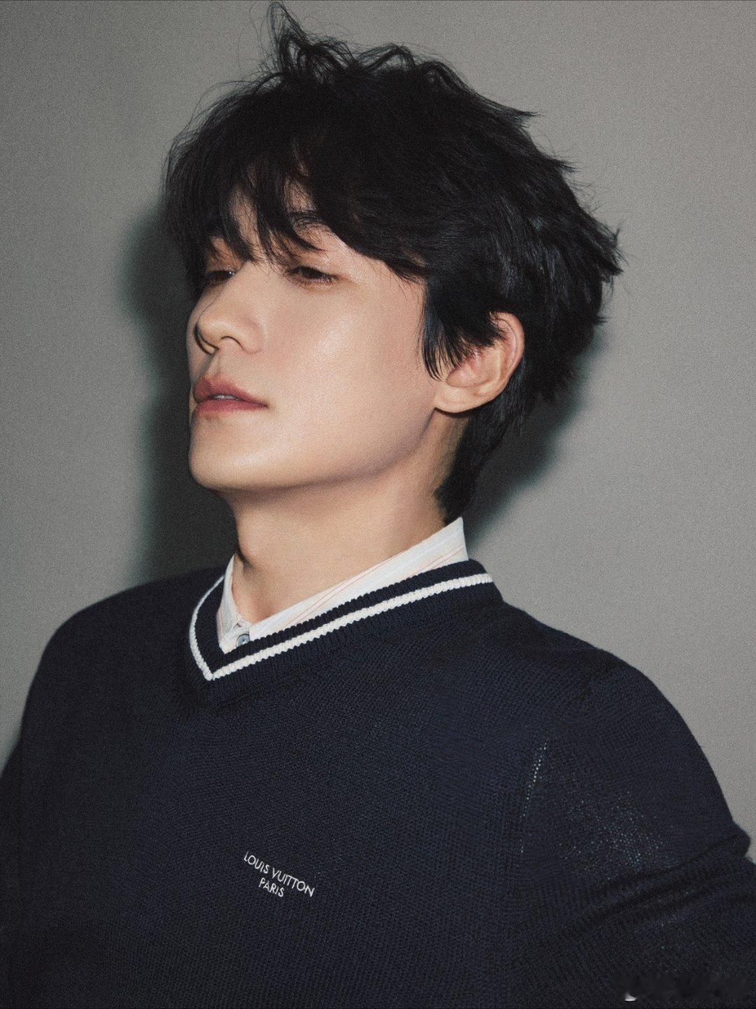 朱一龙顺毛学长感干净笑眼，生图都挡不住的少年感，谁的青春里，不想有这样一个笑起来