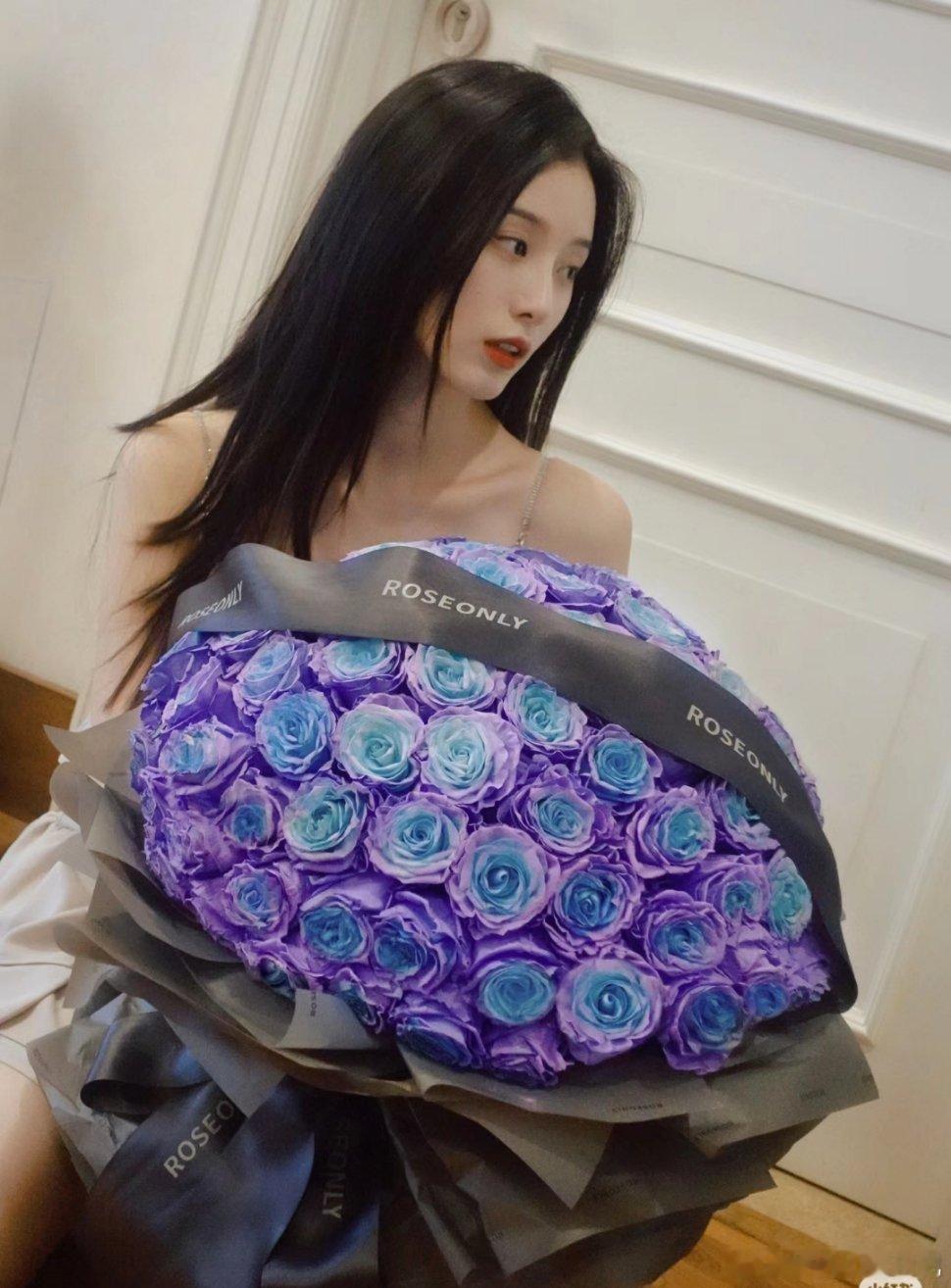 徐艺洋今日小红书，该说不说的真的挺美的，这花我以为是黄子韬送的，看评论原来是品牌