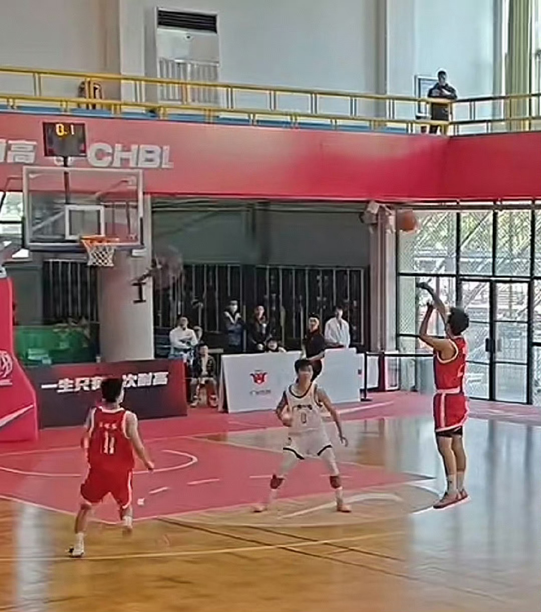 中学篮球赛16秒连得9分压哨绝杀    广东广州的一场中学篮球比赛中，落后方球队