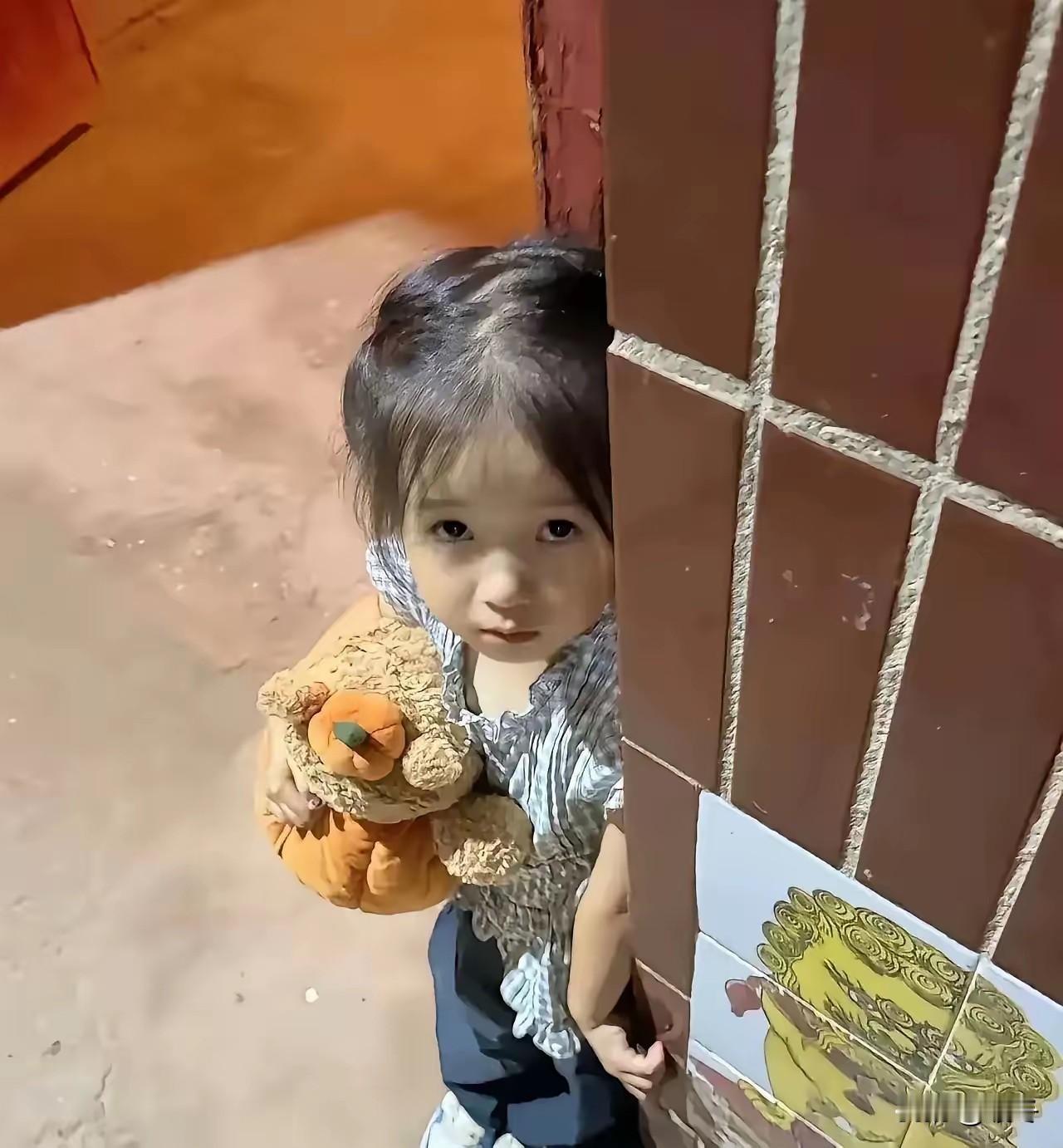 《墙角的守望者：一个单亲女孩与邻家妈妈的温暖救赎

一、墙角的小脑袋  
清晨的