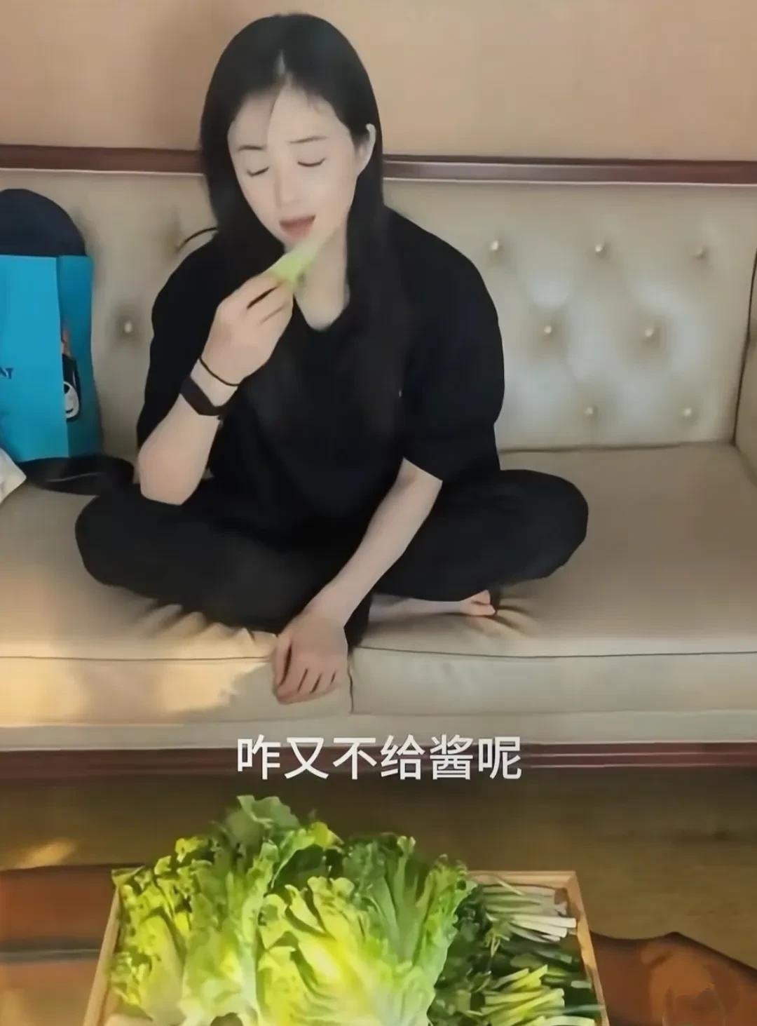 只能说娱乐圈对女演员太苛刻了，真不容易啊，还是被“白幼瘦”的畸形审美给绑架了！蒋