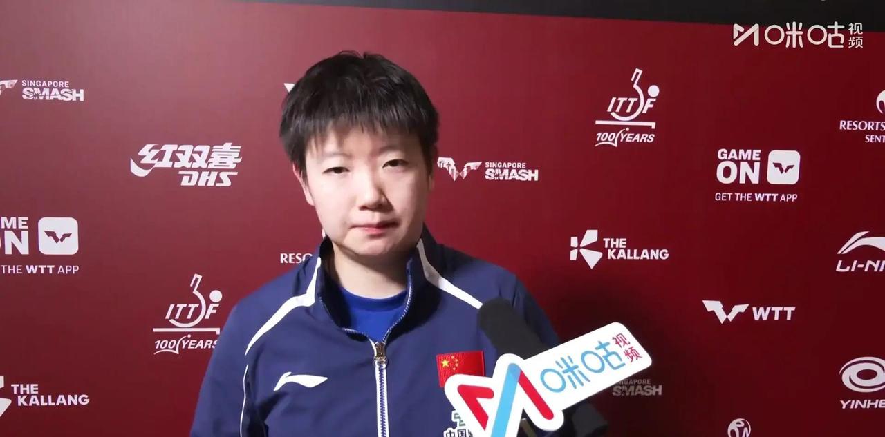 3月1日新加坡室内体育馆，孙颖莎在女单决赛中4比2险胜王曼昱，第三次拿下新加坡大