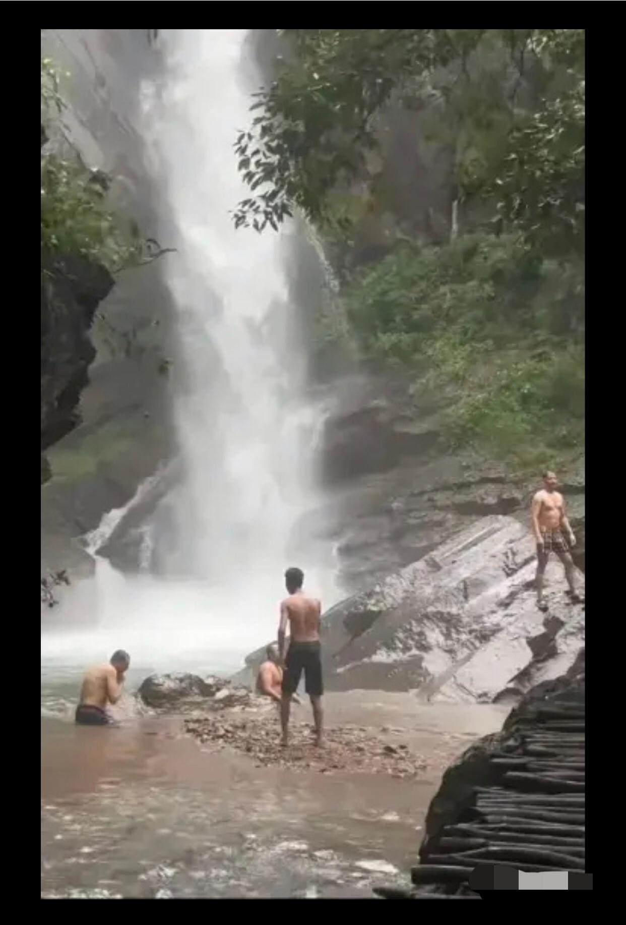 近日，浙江某景区瀑布区域，几名疑似是印度人的男子仅穿短裤，在浅滩和岩石上用肥皂搓