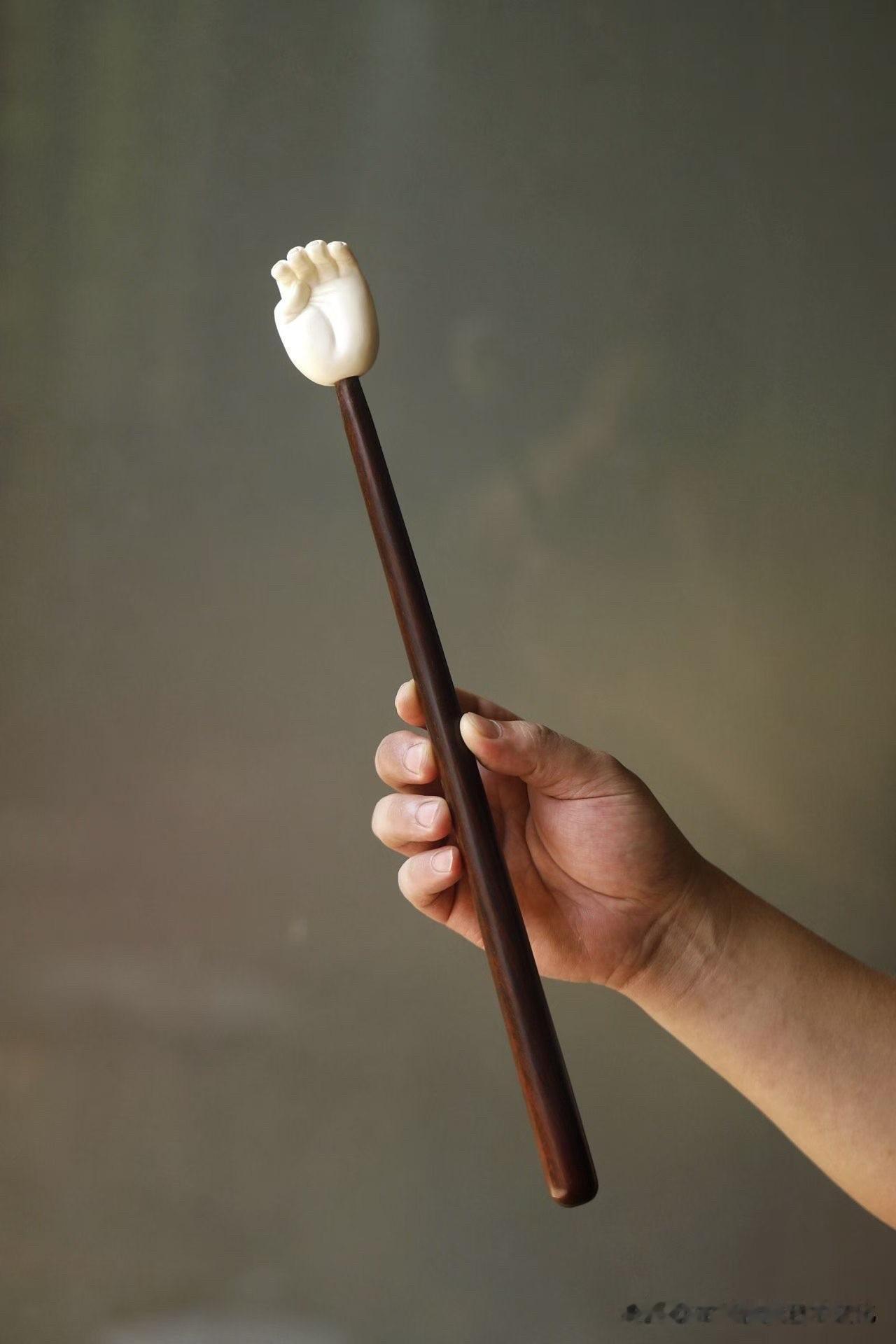 一件小物，也能藏着几分生活里的趣味。

小叶紫檀沉稳温润，握于掌中细腻顺手；鹿角