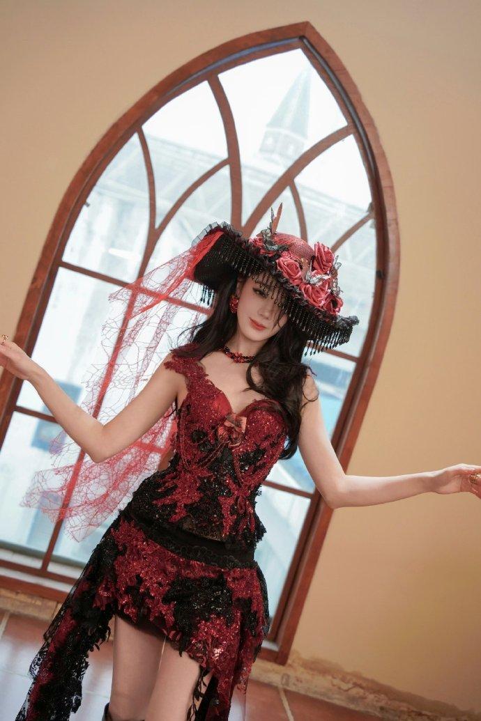 *迪丽热巴｜  我要头戴刺痛的荆冠，不要曼柔的玫瑰
迪丽热巴谈性格敏感
白日提灯