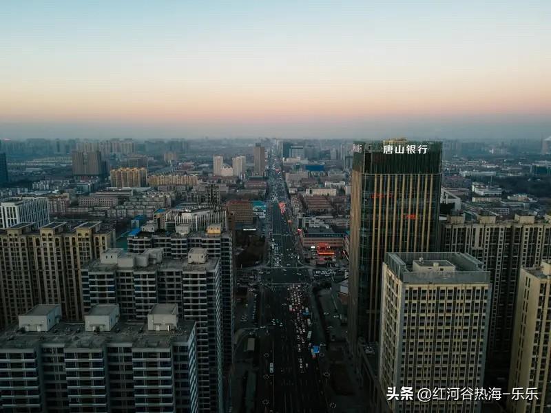 对于唐山楼市的那些房东来说，唐山房价只要能回到一年前，也就挺开心的了。
唐山楼市