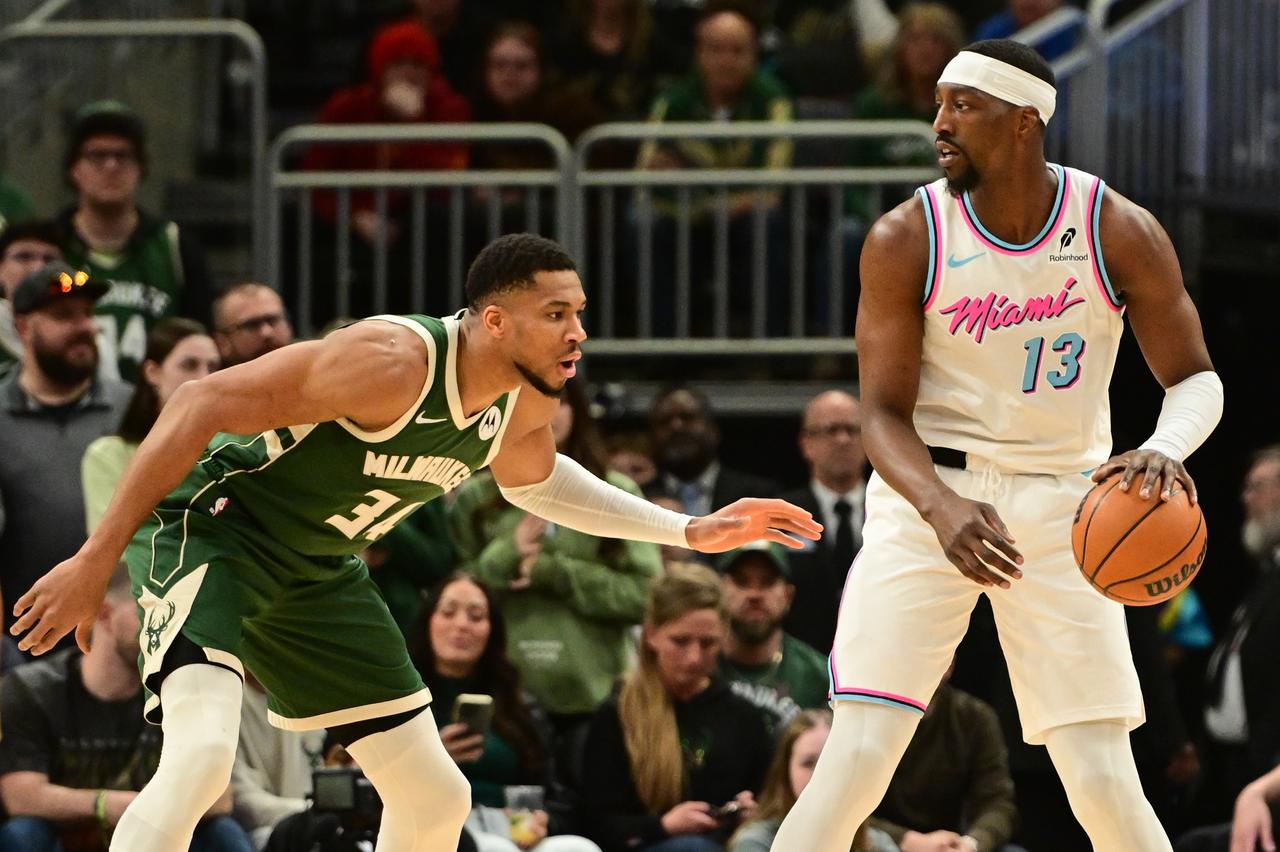 NBA记者扎克·洛维和比尔·西蒙斯在电话连线的时候谈到了字母哥的交易。比尔·西蒙