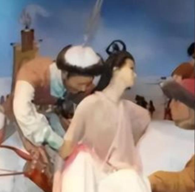 1127年，靖康之变致使26岁的朱皇后被俘，途中她因为美貌多次被金兵调戏，一次，