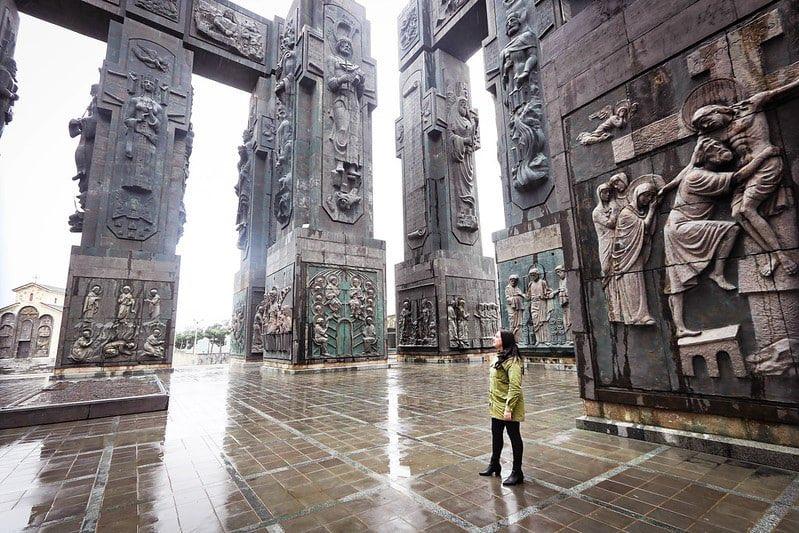 第比利斯（Tbilisi）附近的“格鲁吉亚编年史”纪念碑。它由16根高达30至3