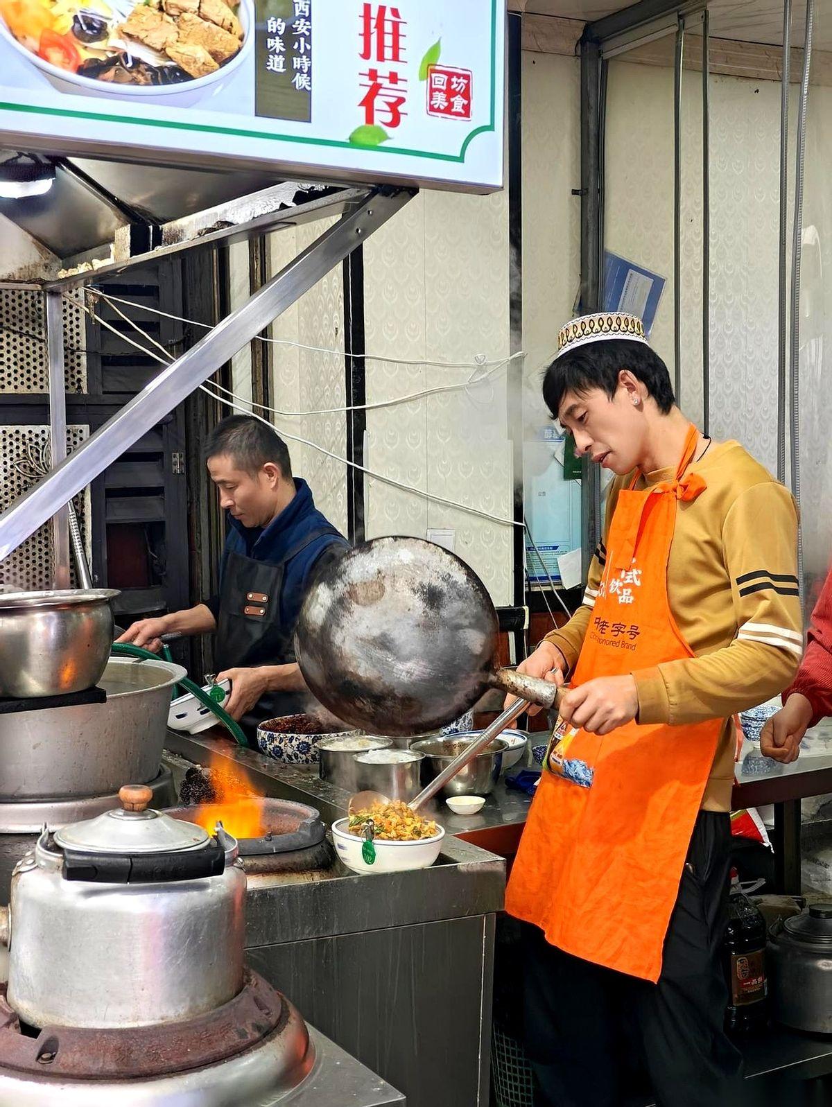 你要是听见有人喊“口汤”、“干刨”……
别慌，这不是什么黑话。
这只是老饕之间，