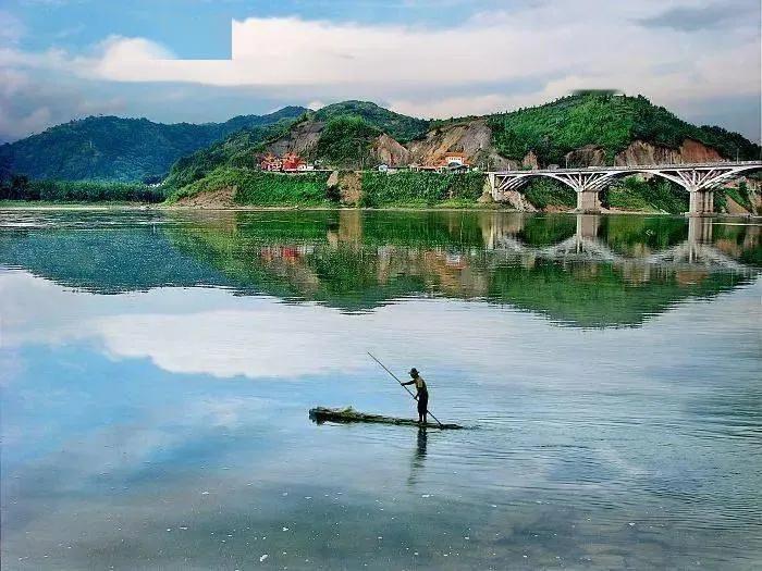 上联：满江眷恋春波水；
下联：？？？