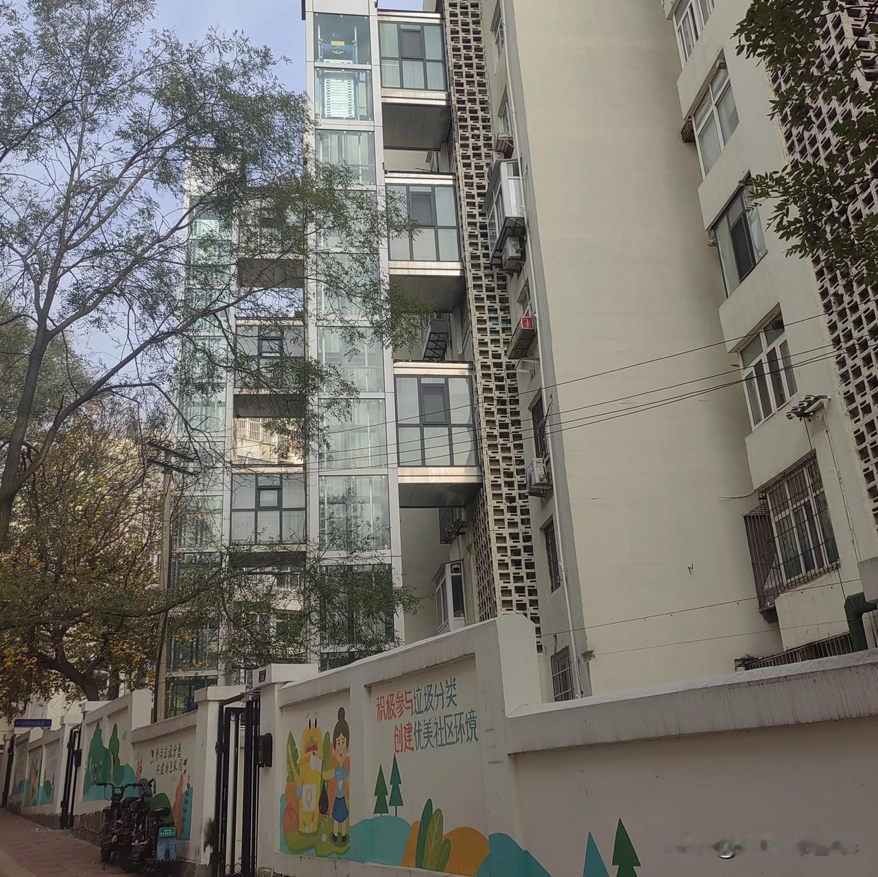 城市更新，老城区受益！街道路面及地下管网更新，老楼粉刷，老楼安装电梯，老百姓受益