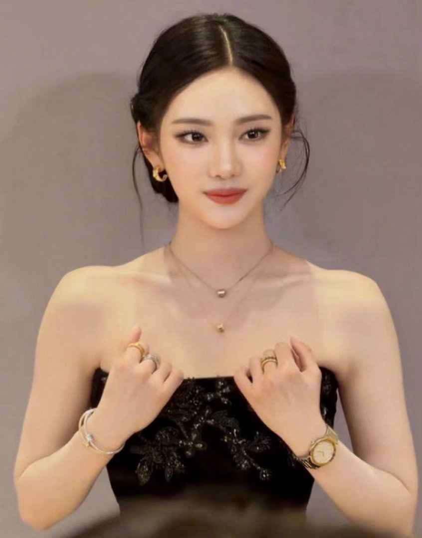 宁艺卓今日亮相BVLGARI🍋宁艺卓 这个宁艺卓好争气吧！状态也太好了，这只猫