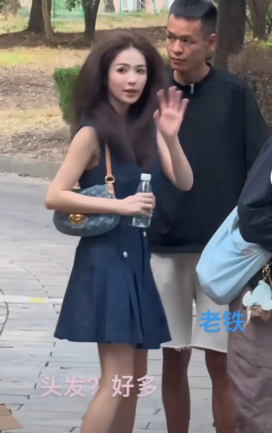 这个女的是谁呀？怎么这么像老太太？ ​​​