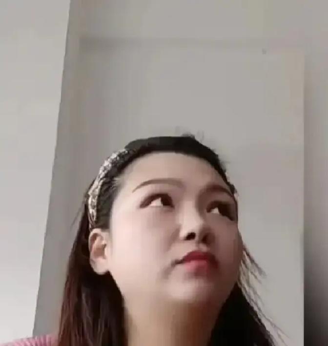 上海车展刚开场，比亚迪展台直接搬来一辆仰望U9原地起跳。

离地快半米，四个轮子