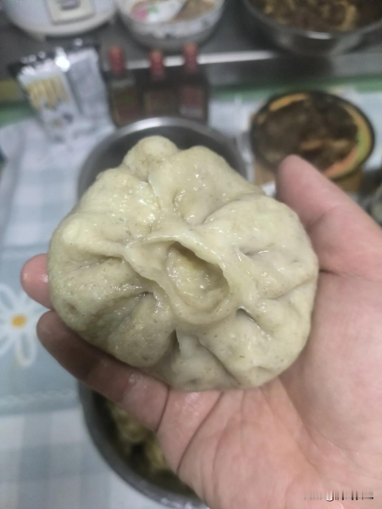 今天自己蒸出来的大包子，那模样真是又丑又黑，可吃起来就是香得不得了。
老婆老家寄