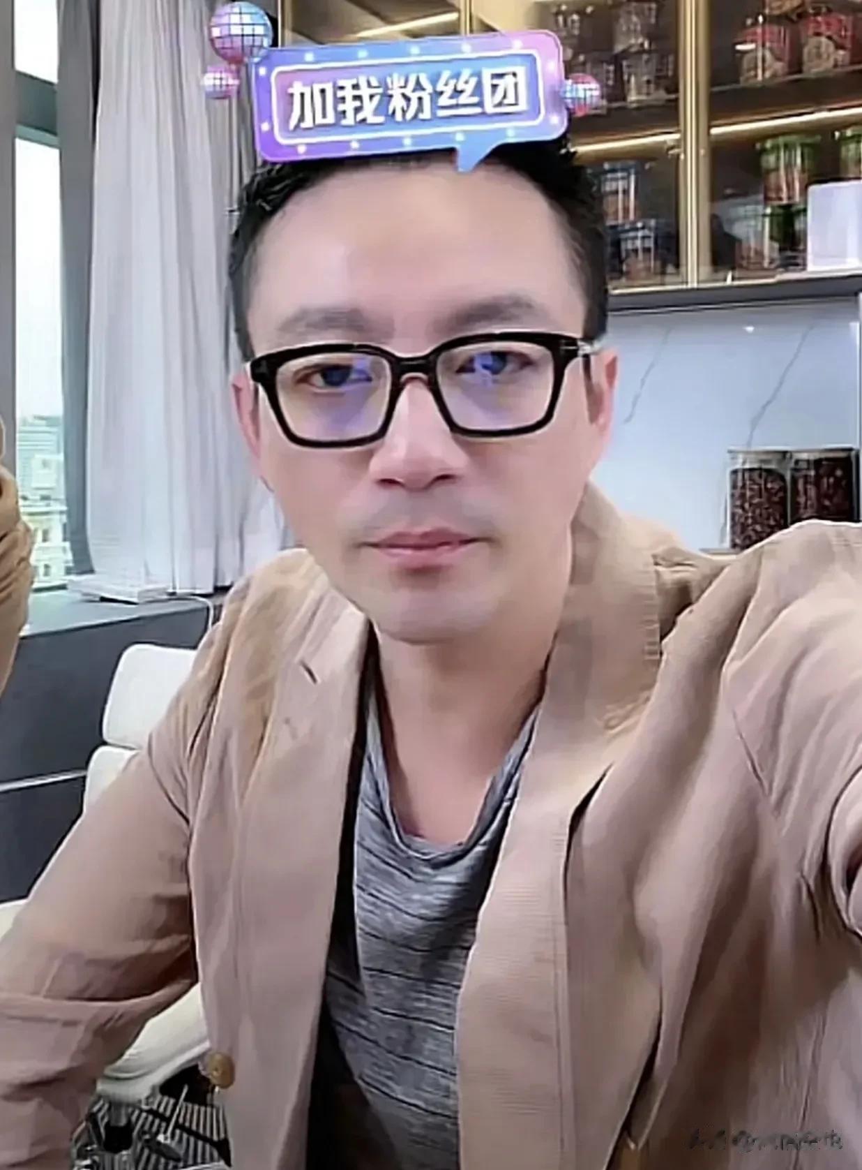 汪小菲又找回以前的状态了，每天都西装笔挺的，打扮得非常帅气，不像之前跟大Ｓ刚离婚