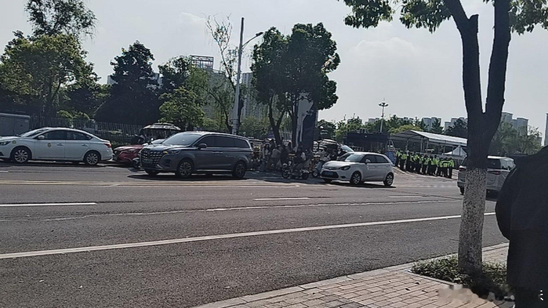 到门口，坐等进场 