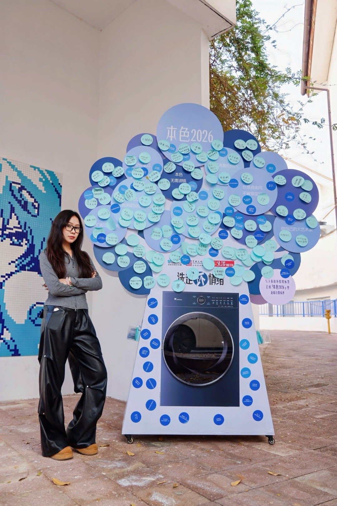 杭州的浪漫连坏心情都回收 在杭州街头撞见小天鹅的情绪树洞，写下烦忧投入滚筒，坏情