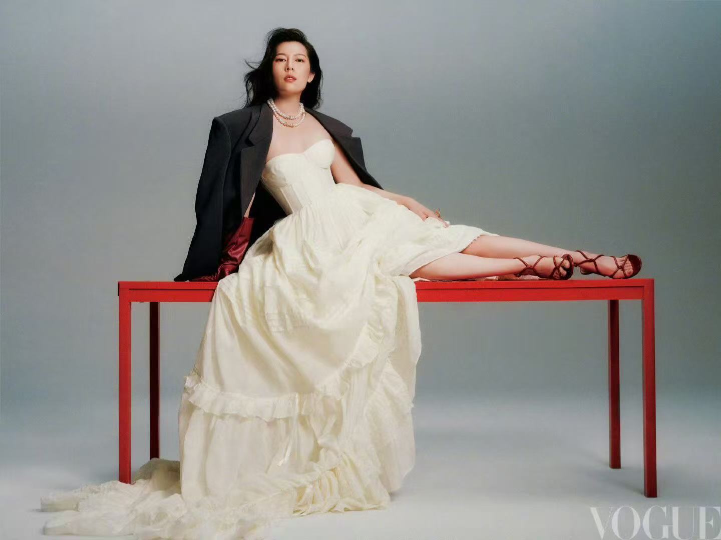 唐香玉vogue大片唐香玉上vogue桌上了 ​​​我们唐香玉这次是真的上桌了，