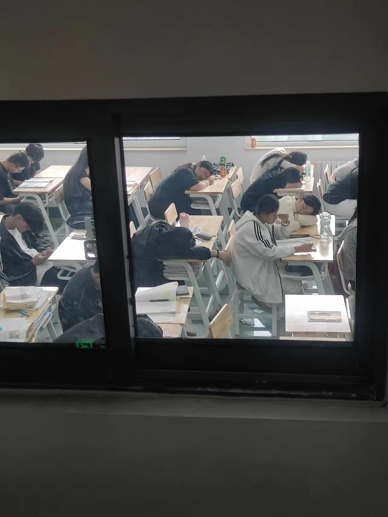 网友:
某职业技术学校上课时看到的一幕！早知道不把孩子送到技校来了……
